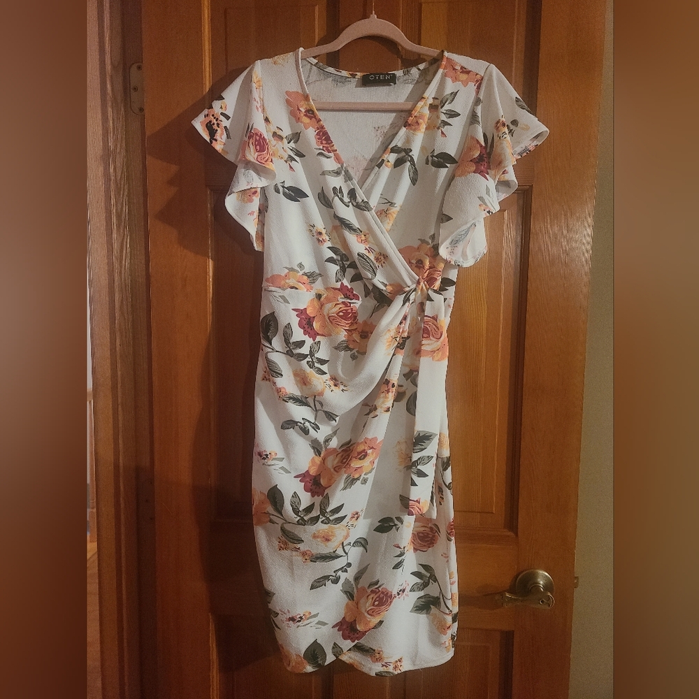 V-Neck, Ruffled Sleeves Floral Wrap Dress Size Large